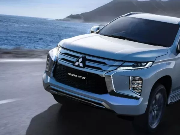 Dịch vụ thay kính chắn gió xe Mitsubishi Pajero Sport tại nhà